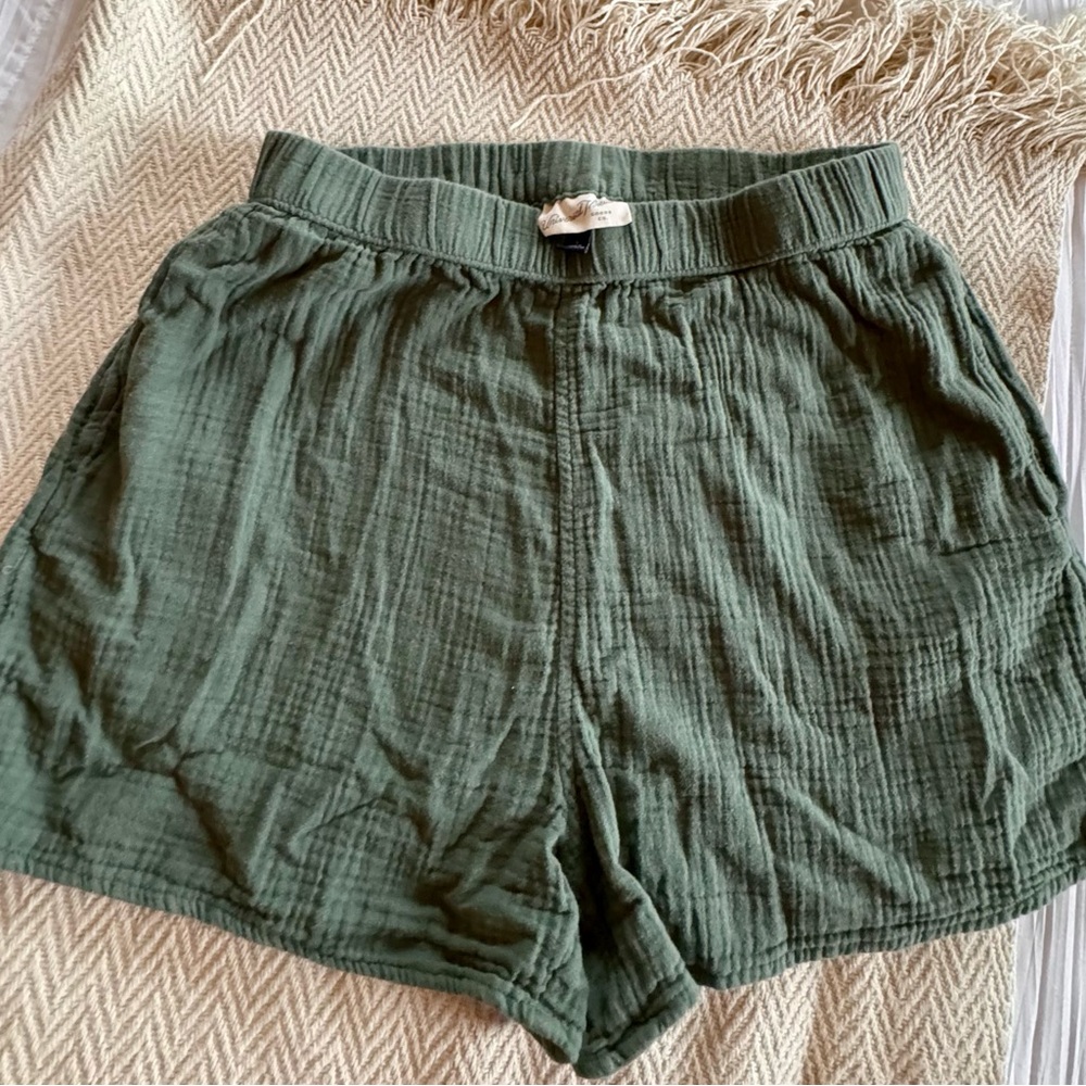 Universal Thread women’s olive green waffle-knit shorts with pockets. So comfy!